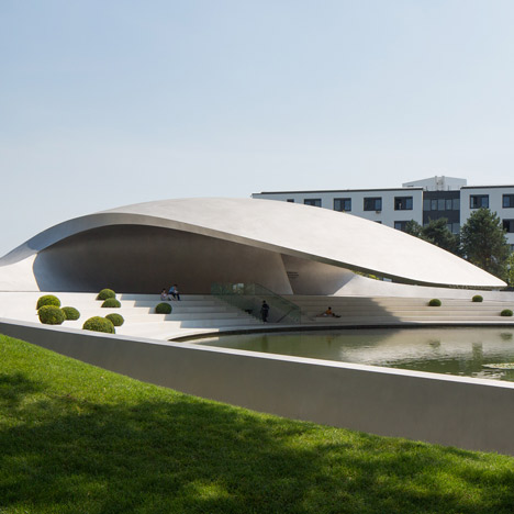Немецкие архитекторы   HENN   создали обтекаемый павильон со скрученной стальной крышей для марки автомобиля   Porsche   на   Автоград   тематический парк в Вольфсбурге (+ слайд-шоу)